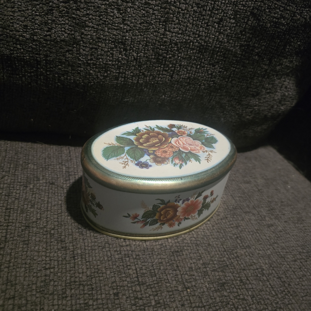 Meister in Brazil | Vintage Floral Oval Tin